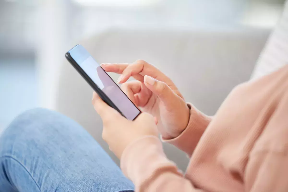 femme avec un téléphone