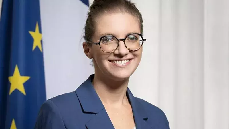 Photo officielle d'Aurore Bergé, ministre déléguée chargée de l'égalité entre les femmes et les hommes et de la lutte contre les discriminations